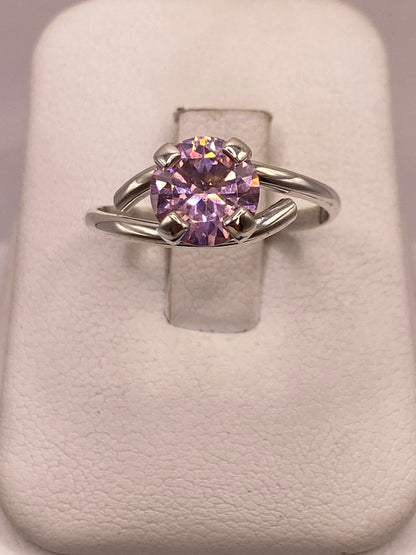 Anillo Solitario Cruzado de Plata Ley 925 con Zirconia Rosa, vista de detalle