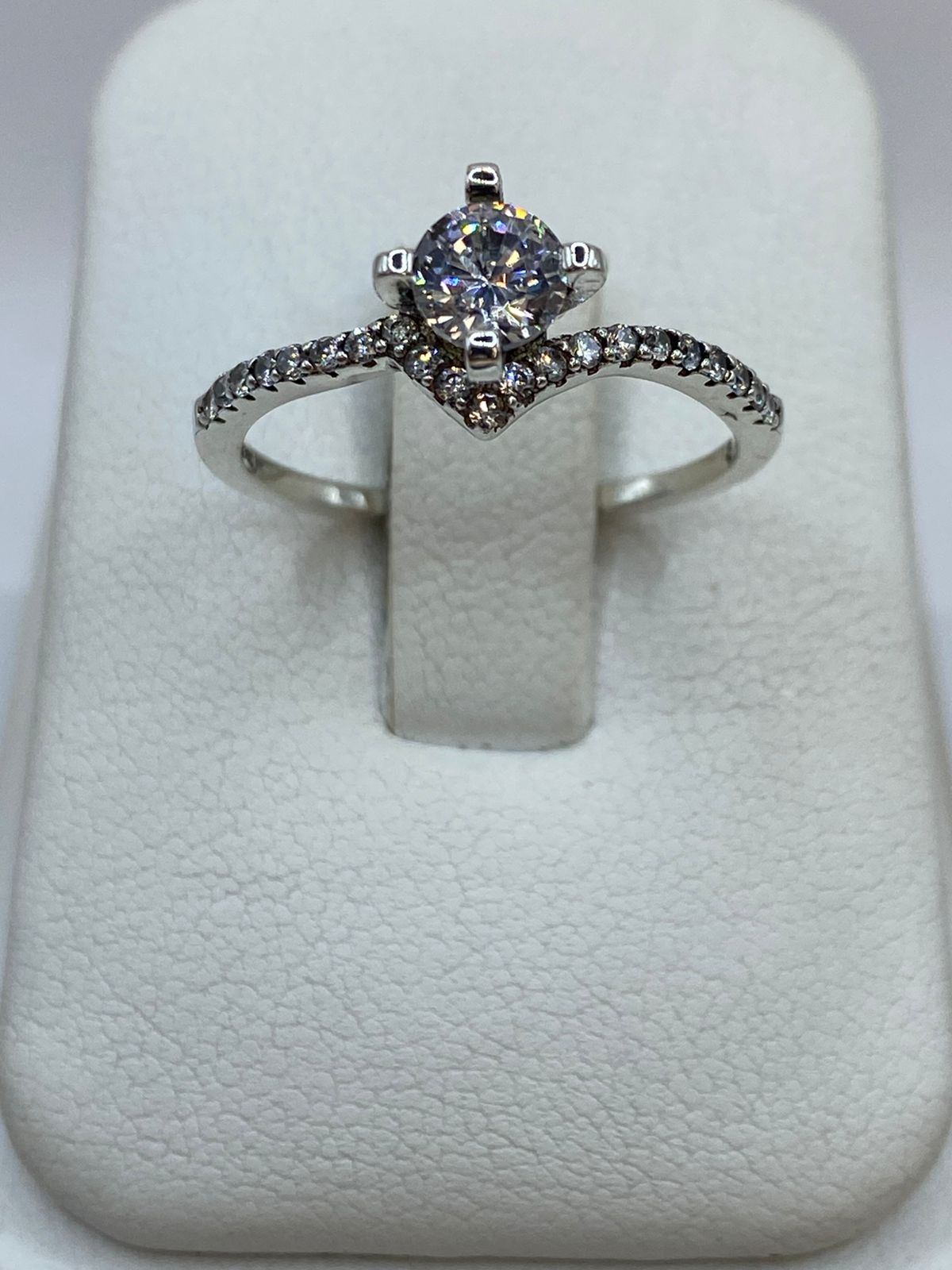 Anillo Solitario Elegante con Zirconia en Plata 925 — detalle de acabado