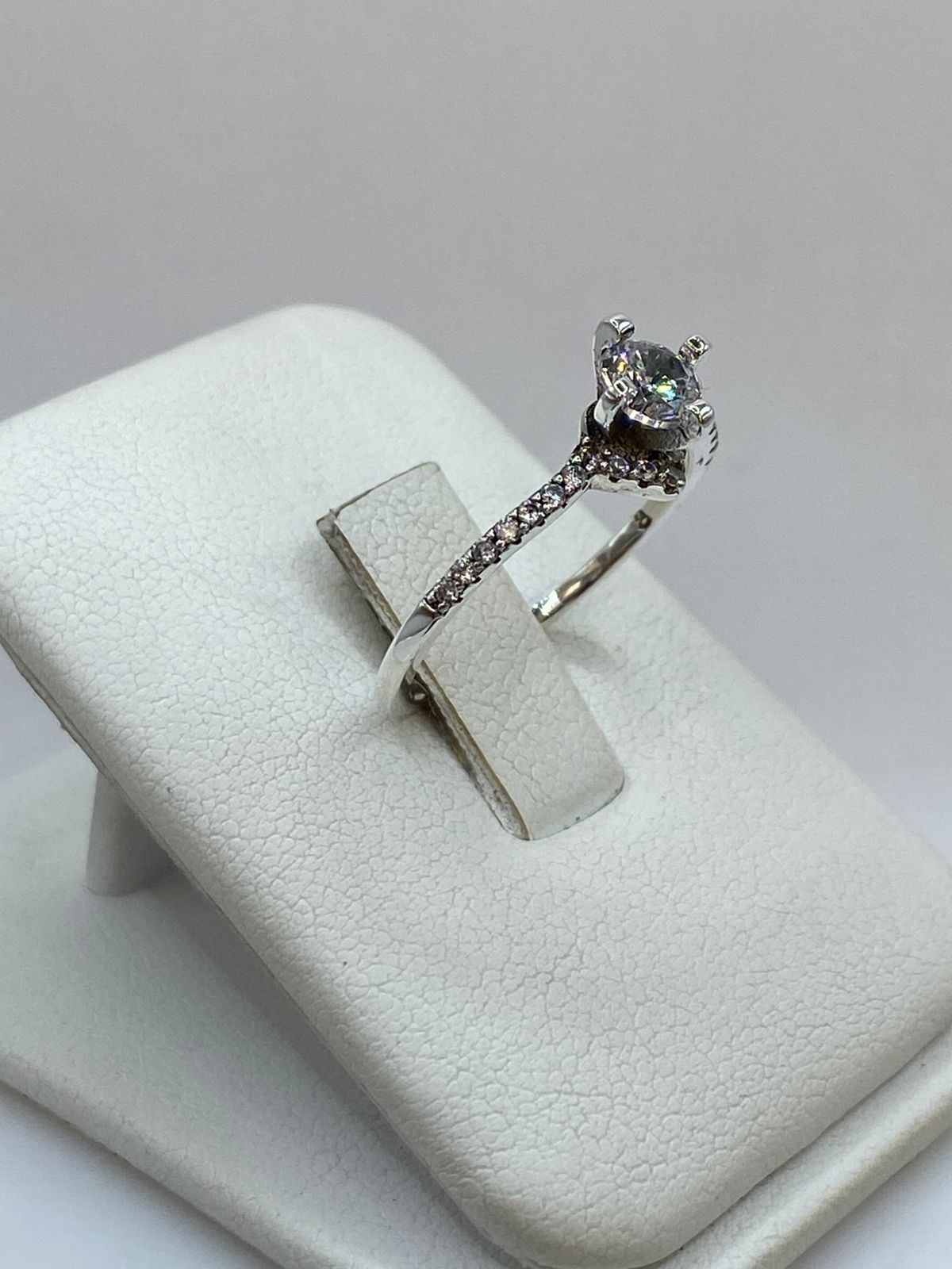 Anillo Solitario Elegante con Zirconia en Plata 925, vista frontal