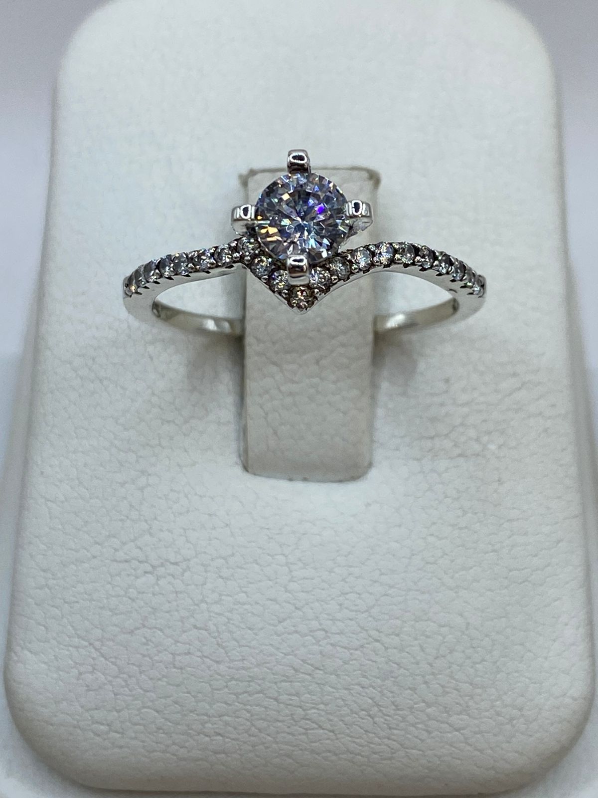 Anillo Solitario Elegante con Zirconia en Plata 925, vista lateral