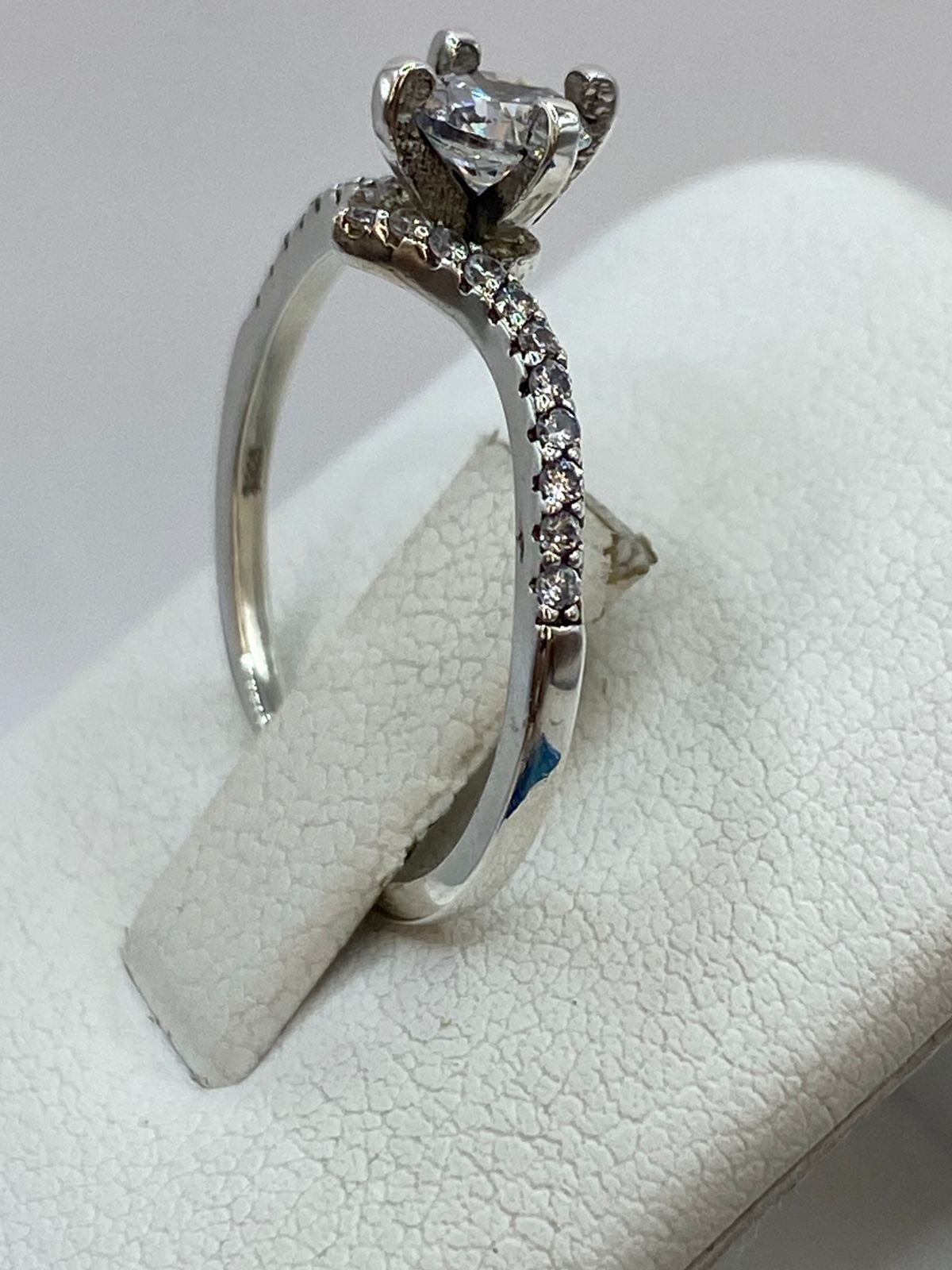 Anillo Solitario Elegante con Zirconia en Plata 925, vista de detalle