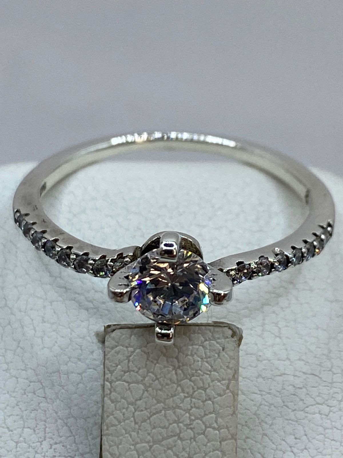 Anillo Solitario Elegante con Zirconia en Plata 925, sello de autenticidad Plata Ley .925