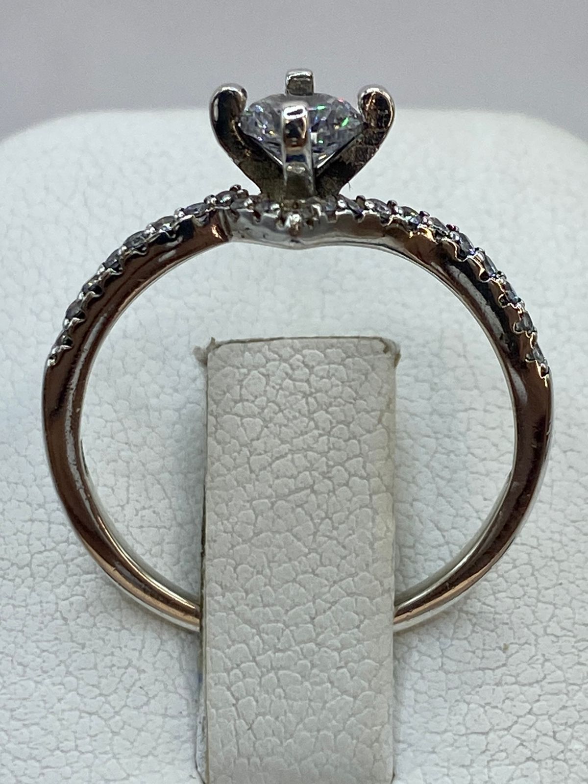 Anillo Solitario Elegante con Zirconia en Plata 925, vista posterior