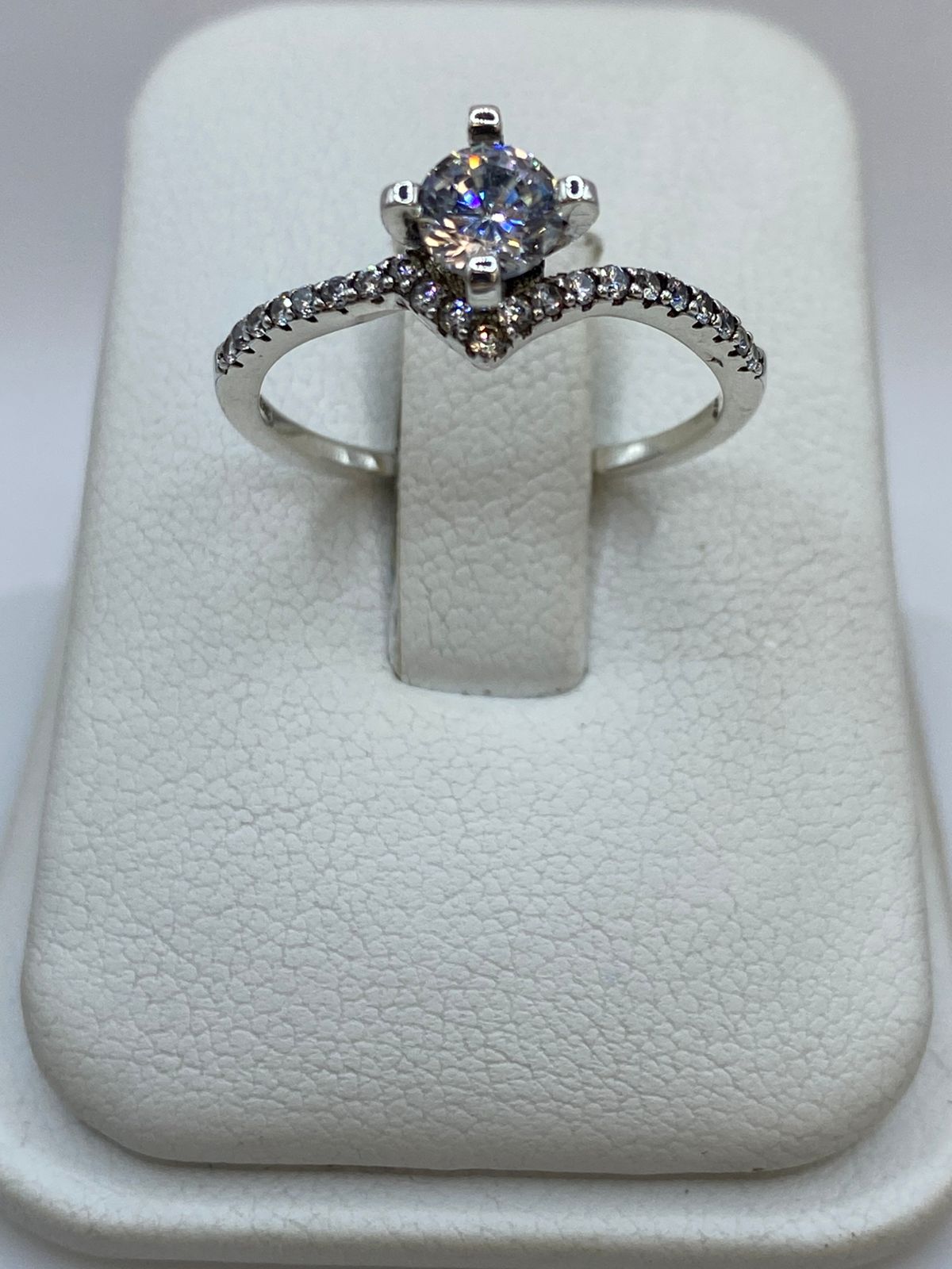 Anillo Solitario Elegante con Zirconia en Plata 925, vista superior