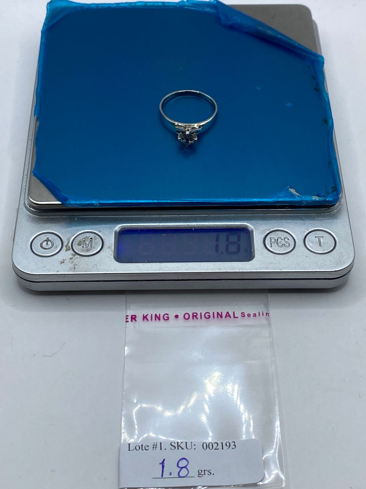 Anillo Solitario Moderno con Zirconia Blanca en Plata Ley 925, peso en gramos (báscula)