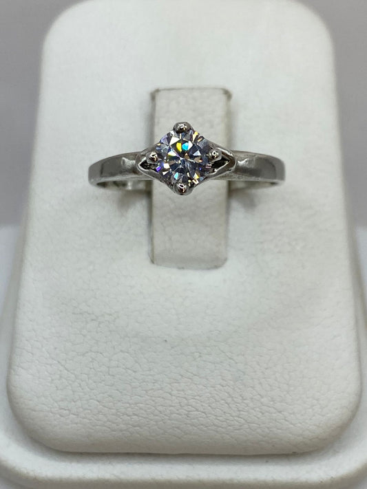 Anillo Solitario Moderno con Zirconia Blanca en Plata Ley 925 en báscula mostrando peso