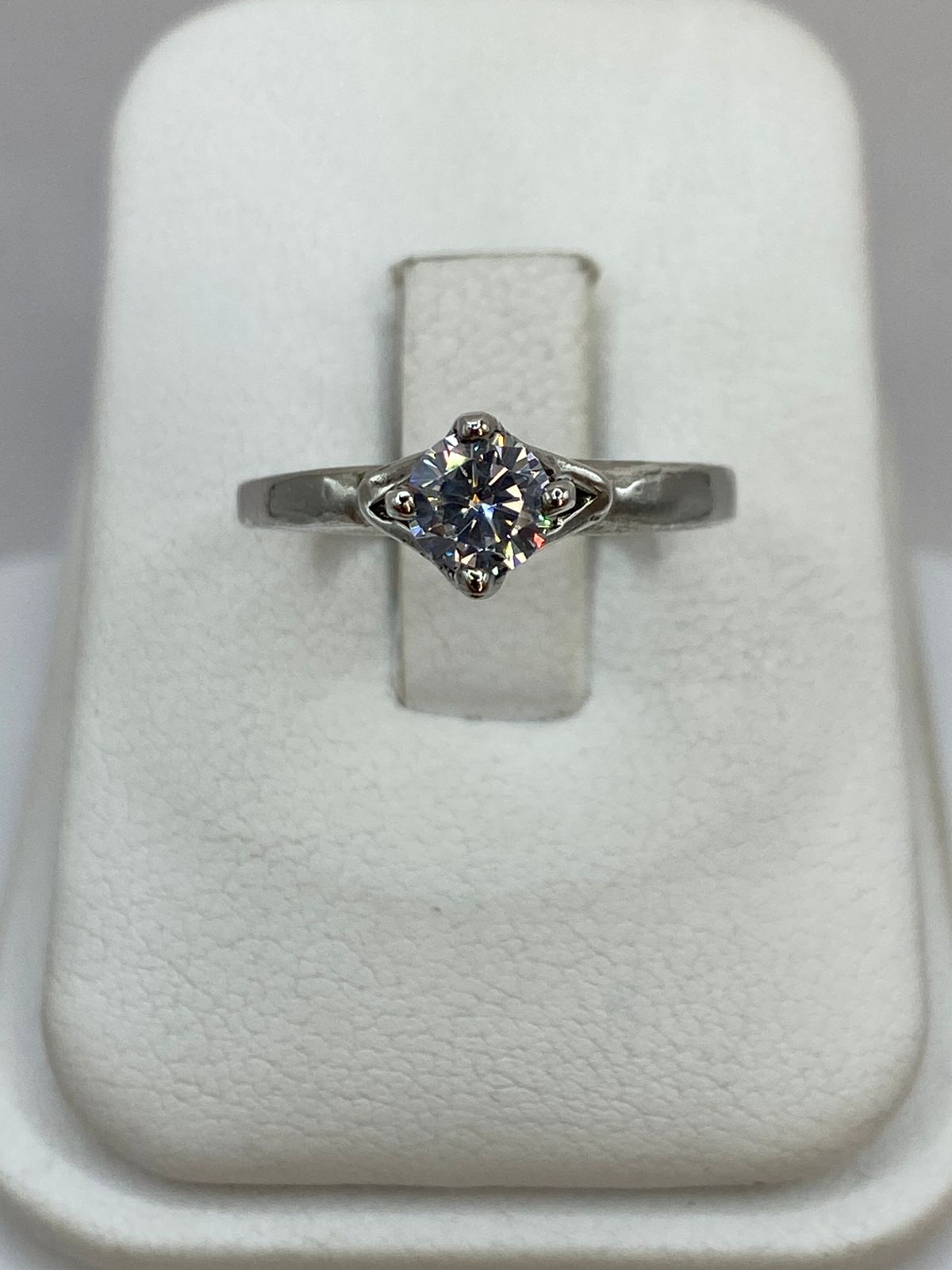 Anillo Solitario Moderno con Zirconia Blanca en Plata Ley 925, vista de detalle