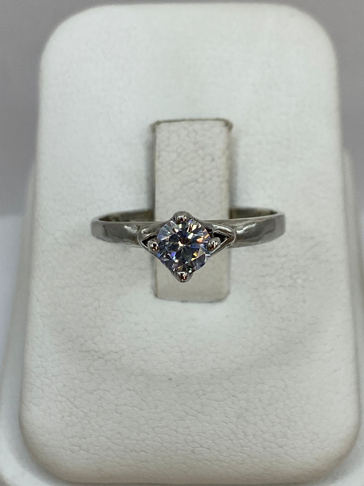 Anillo Solitario Moderno con Zirconia Blanca en Plata Ley 925, vista frontal