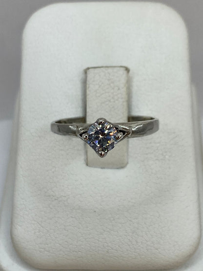 Anillo Solitario Moderno con Zirconia Blanca en Plata Ley 925, vista frontal