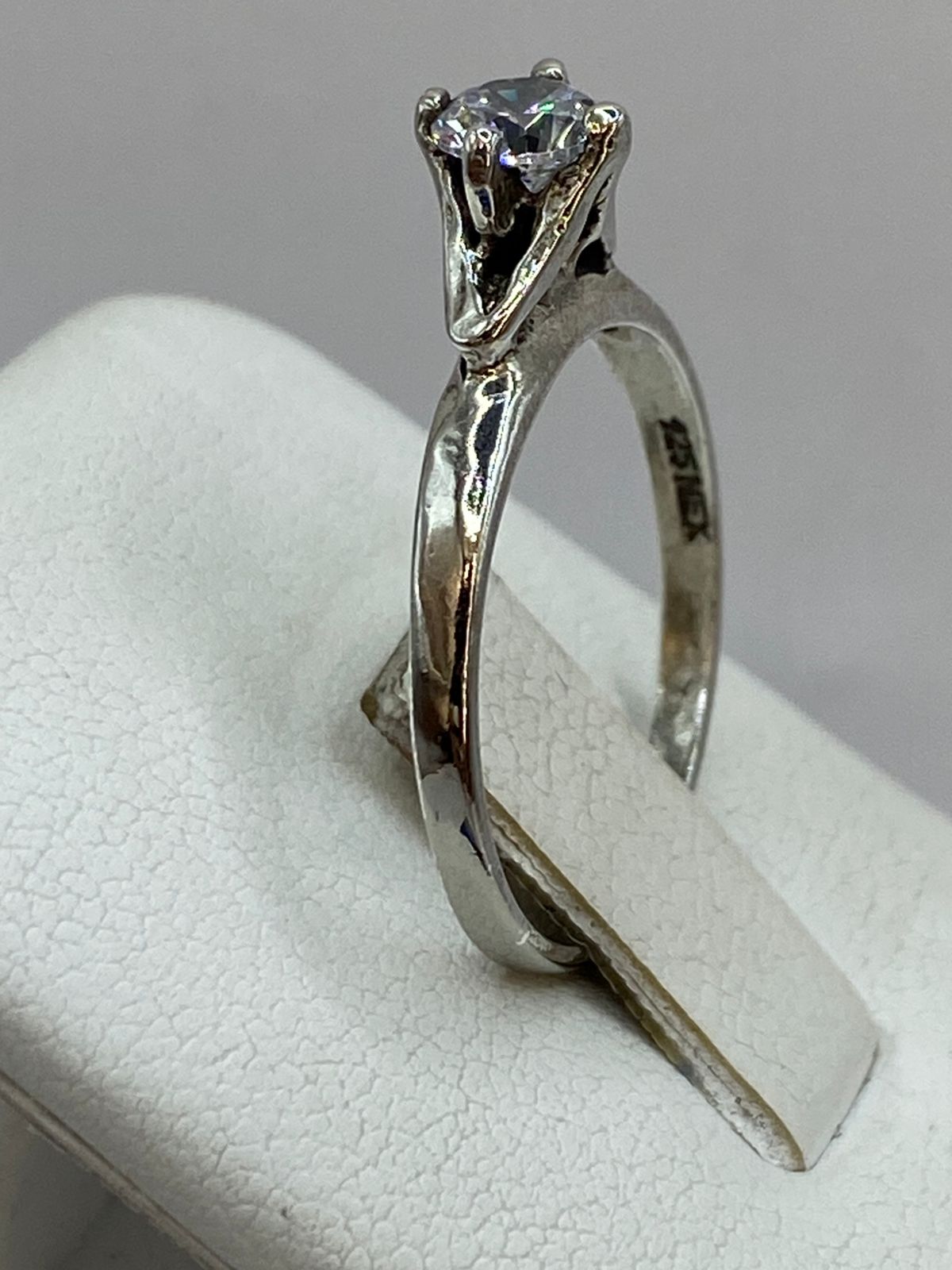 Anillo Solitario Moderno con Zirconia Blanca en Plata Ley 925, vista superior