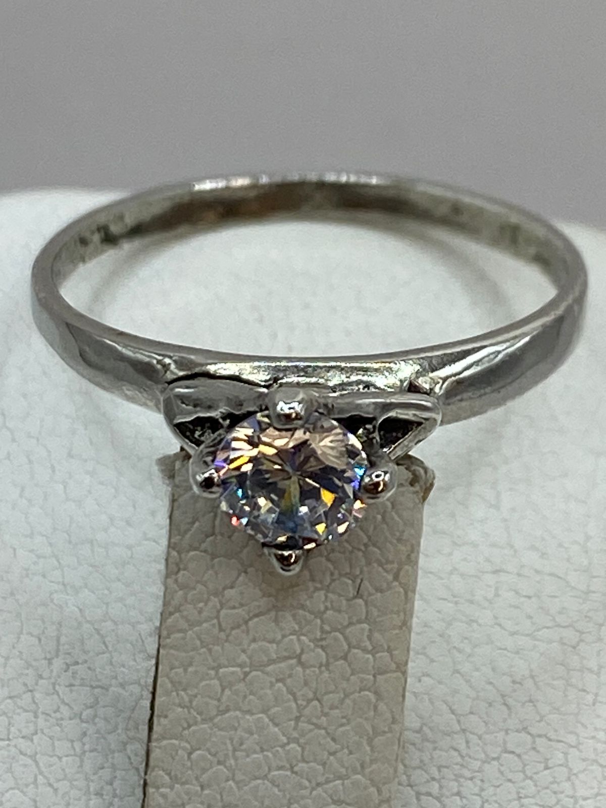 Anillo Solitario Moderno con Zirconia Blanca en Plata Ley 925, sello de autenticidad Plata Ley .925