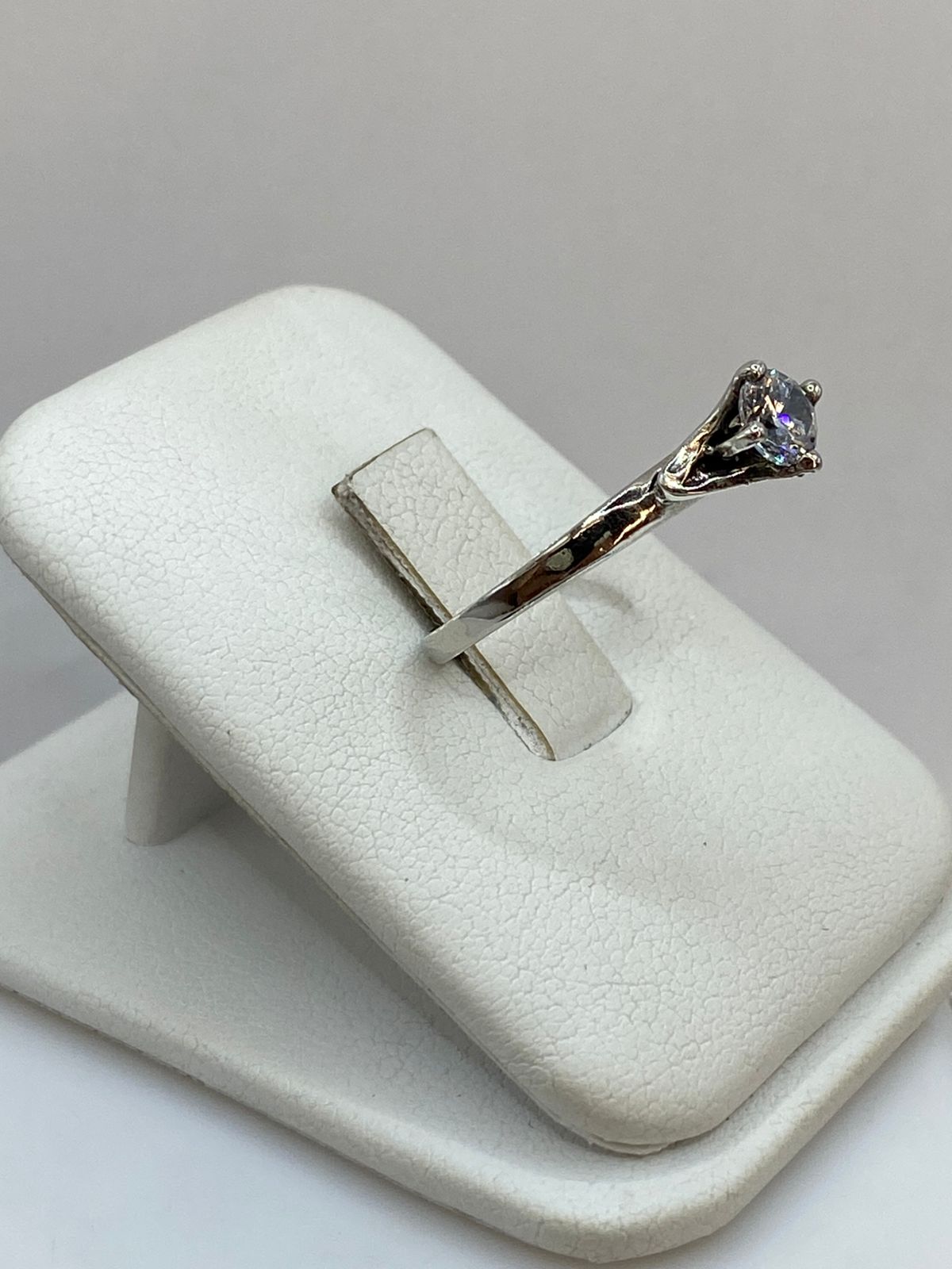 Anillo Solitario Moderno con Zirconia Blanca en Plata Ley 925, vista lateral