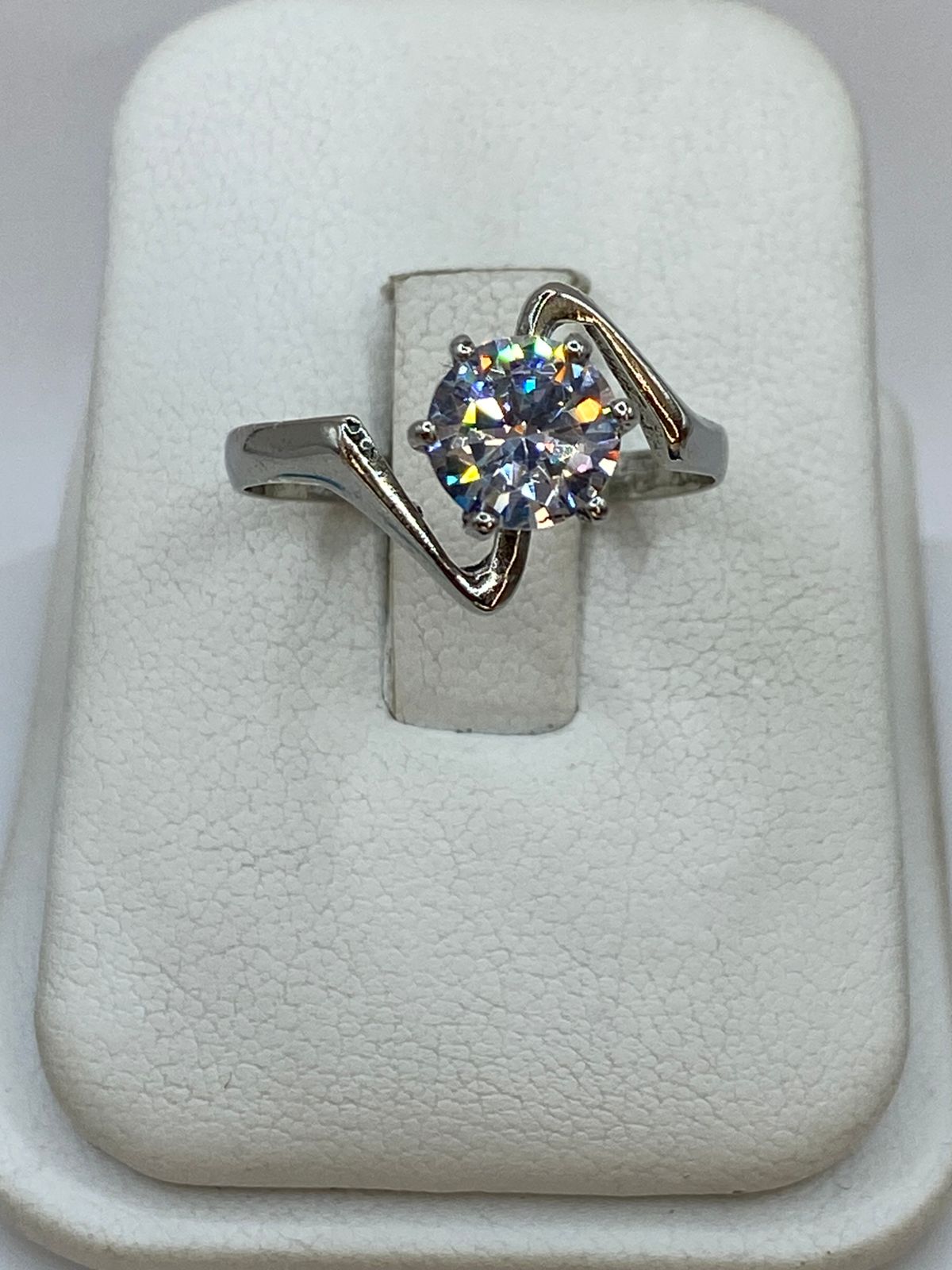 Anillo Solitario Ondulado con Zirconia Blanca en Plata Ley 925, vista superior