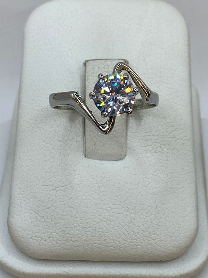 Anillo Solitario Ondulado con Zirconia Blanca en Plata Ley 925, vista superior