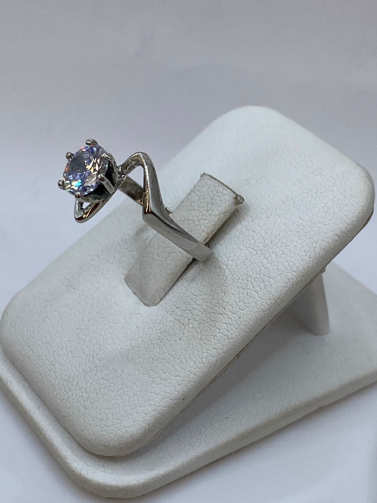 Anillo Solitario Ondulado con Zirconia Blanca en Plata Ley 925, vista de detalle