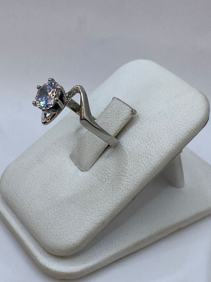 Anillo Solitario Ondulado con Zirconia Blanca en Plata Ley 925, vista de detalle