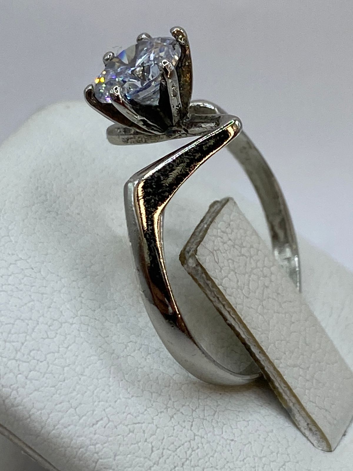 Anillo Solitario Ondulado con Zirconia Blanca en Plata Ley 925, vista posterior