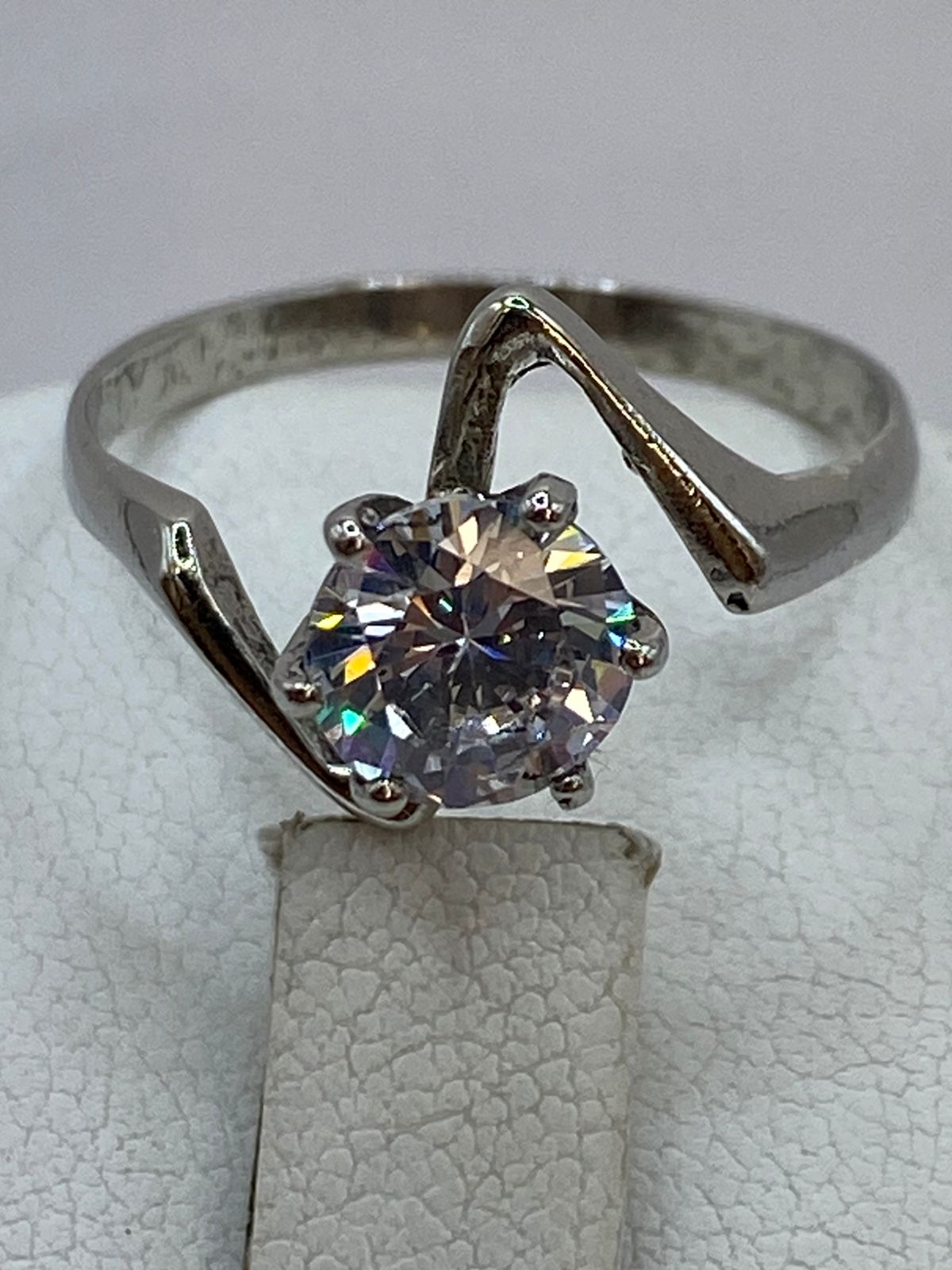 Anillo Solitario Ondulado con Zirconia Blanca en Plata Ley 925, sello de autenticidad Plata Ley .925