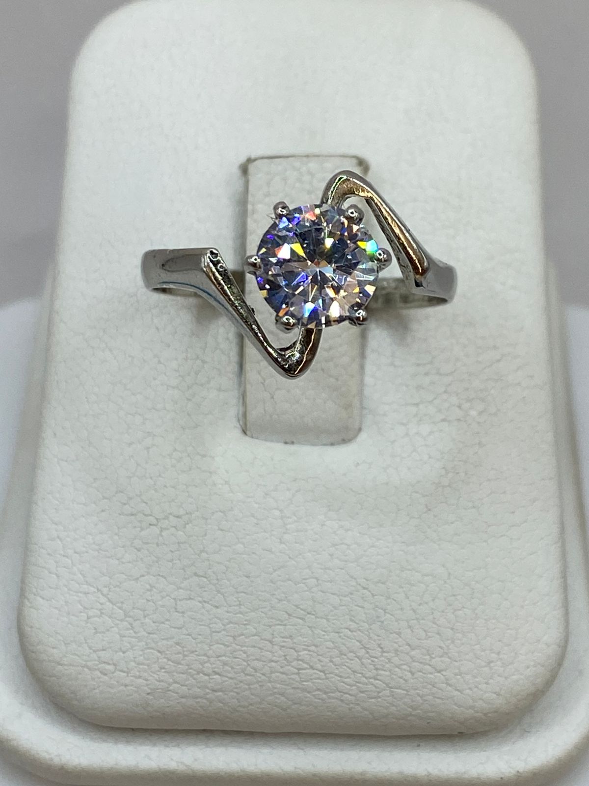 Anillo Solitario Ondulado con Zirconia Blanca en Plata Ley 925 — detalle de acabado