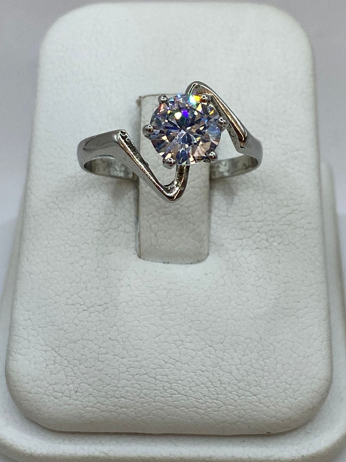 Anillo Solitario Ondulado con Zirconia Blanca en Plata Ley 925, vista frontal