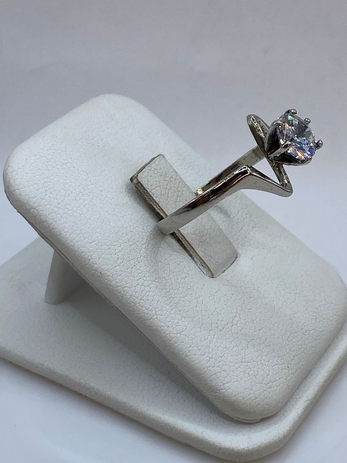 Anillo Solitario Ondulado con Zirconia Blanca en Plata Ley 925, vista lateral