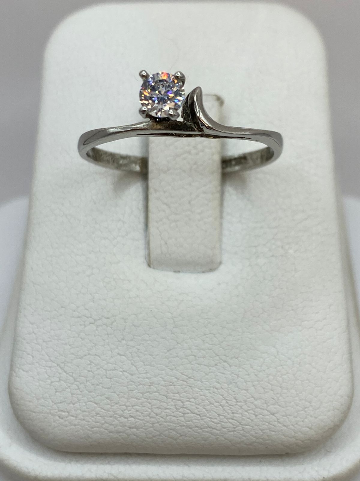 Anillo Solitario Ondulado con Zirconia Blanca en Plata Ley 925 en báscula mostrando peso