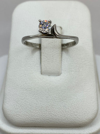 Anillo Solitario Ondulado con Zirconia Blanca en Plata Ley 925 en báscula mostrando peso