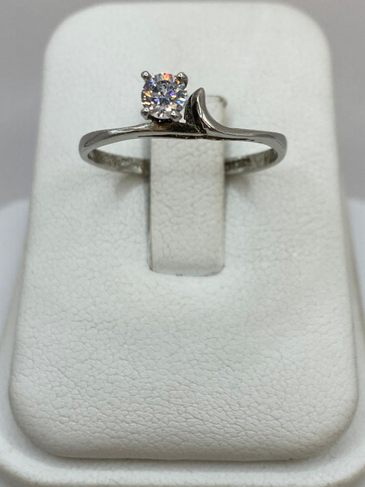 Anillo Solitario Ondulado con Zirconia Blanca en Plata Ley 925 en báscula mostrando peso