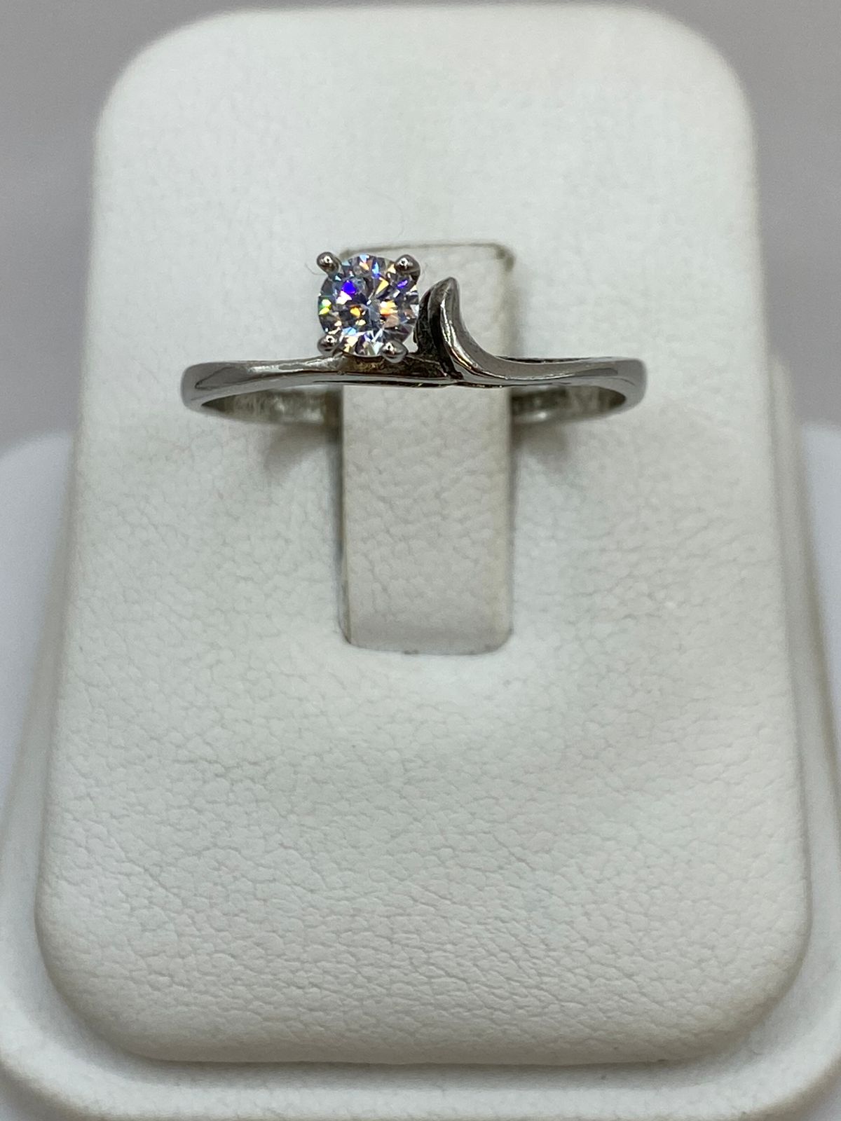Anillo Solitario Ondulado con Zirconia Blanca en Plata Ley 925, vista de detalle