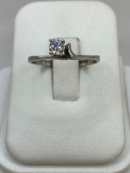 Anillo Solitario Ondulado con Zirconia Blanca en Plata Ley 925, vista de detalle