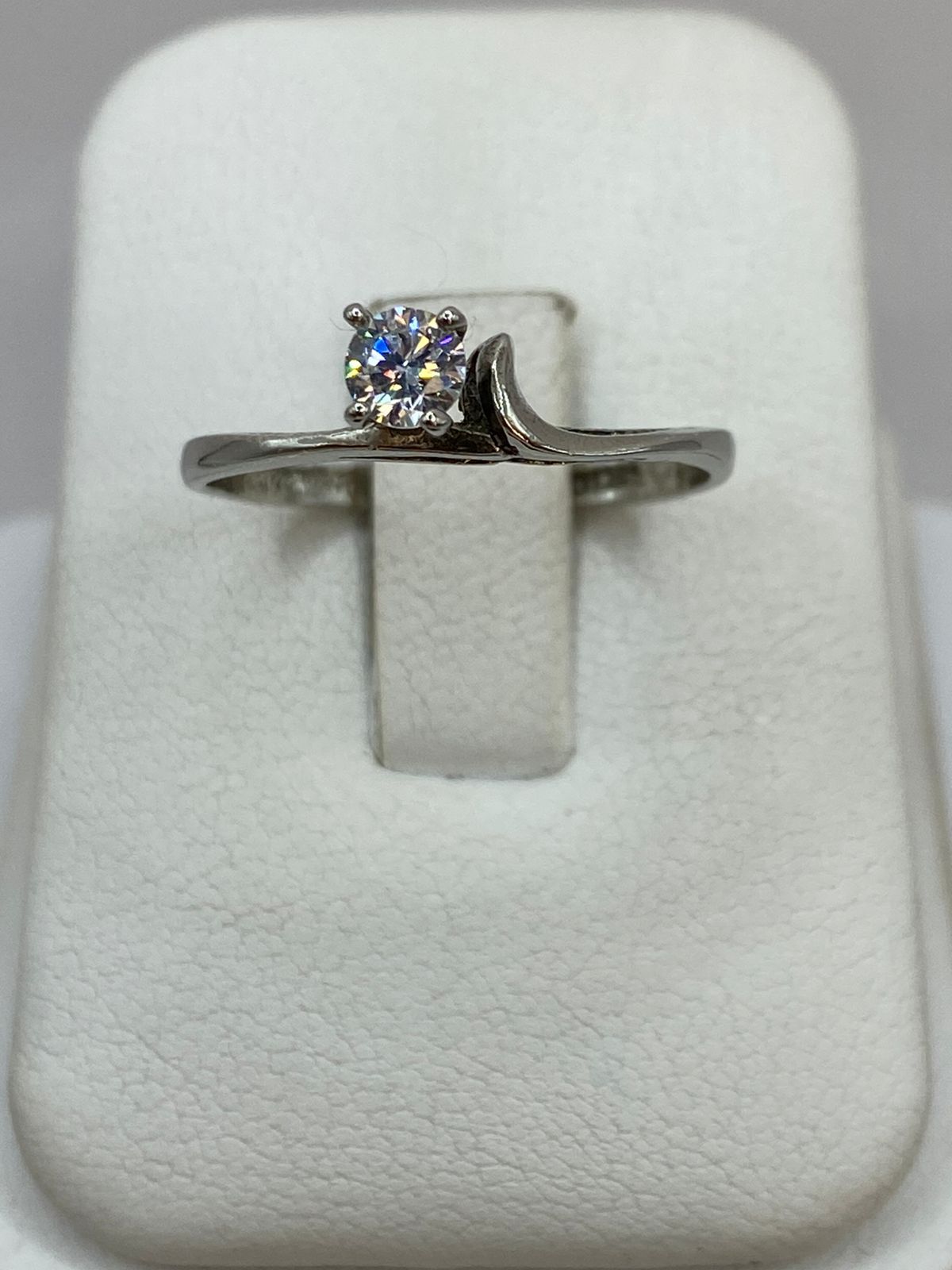 Anillo Solitario Ondulado con Zirconia Blanca en Plata Ley 925, vista frontal