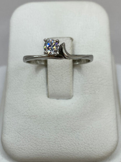 Anillo Solitario Ondulado con Zirconia Blanca en Plata Ley 925, vista frontal