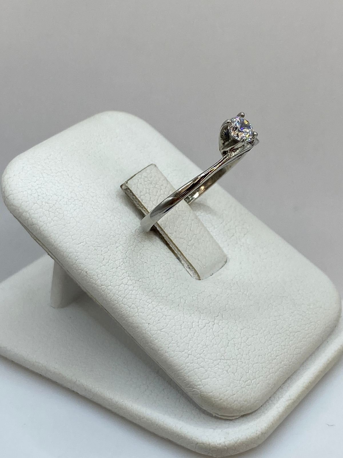 Anillo Solitario Ondulado con Zirconia Blanca en Plata Ley 925, vista lateral