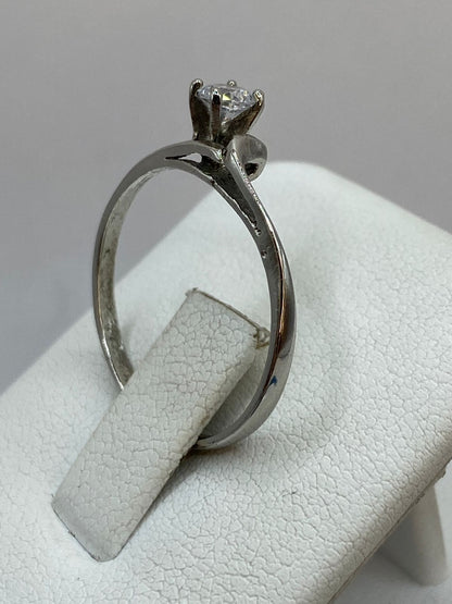 Anillo Solitario Ondulado con Zirconia Blanca en Plata Ley 925, vista superior