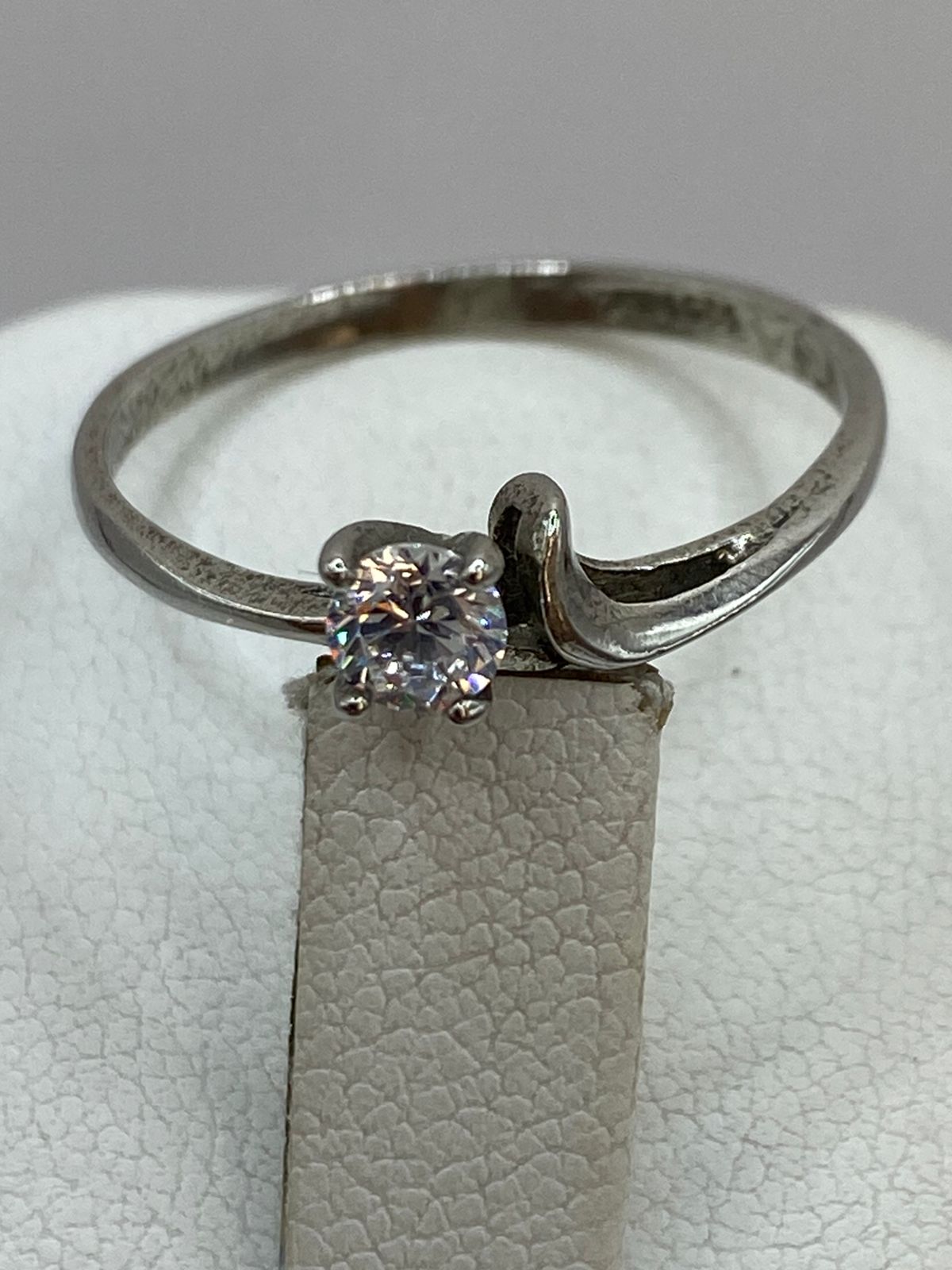 Anillo Solitario Ondulado con Zirconia Blanca en Plata Ley 925, sello de autenticidad Plata Ley .925
