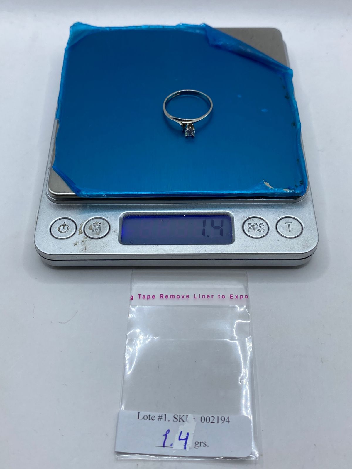 Anillo Solitario Ondulado con Zirconia Blanca en Plata Ley 925, peso en gramos (báscula)