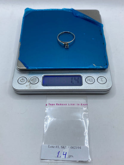 Anillo Solitario Ondulado con Zirconia Blanca en Plata Ley 925, peso en gramos (báscula)