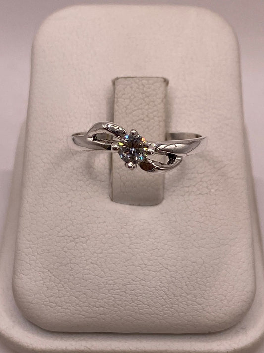 Anillo Solitario Ondulado con Zirconia Blanca en Plata Ley 925 en báscula mostrando peso