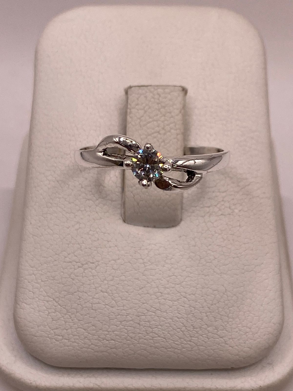 Anillo Solitario Ondulado con Zirconia Blanca en Plata Ley 925 en báscula mostrando peso