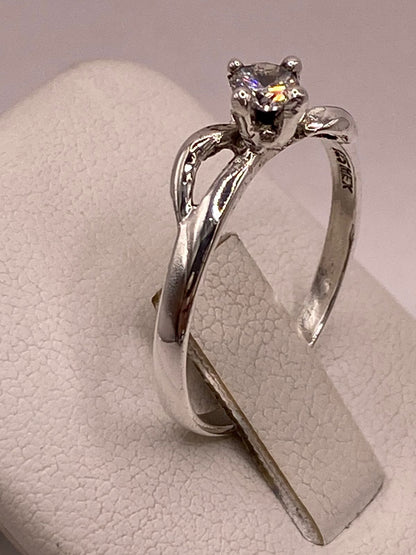 Anillo Solitario Ondulado con Zirconia Blanca en Plata Ley 925, vista superior