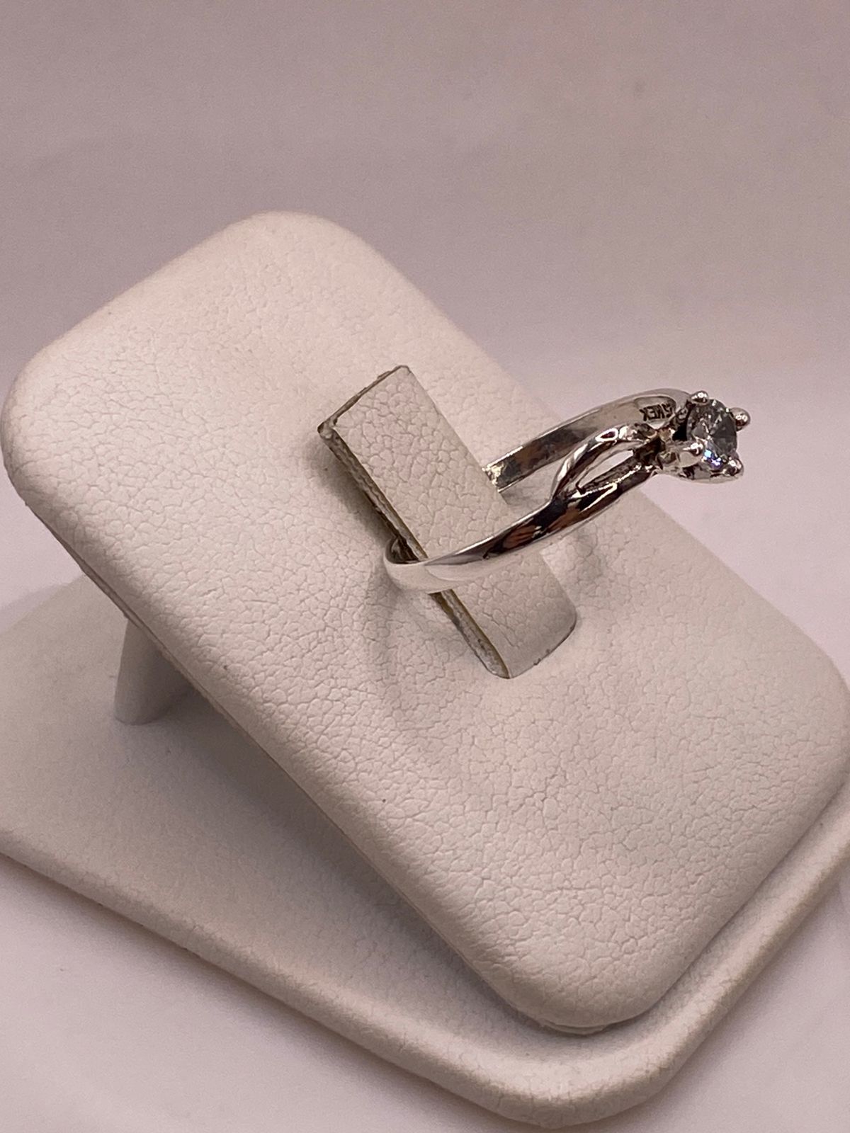 Anillo Solitario Ondulado con Zirconia Blanca en Plata Ley 925, vista lateral