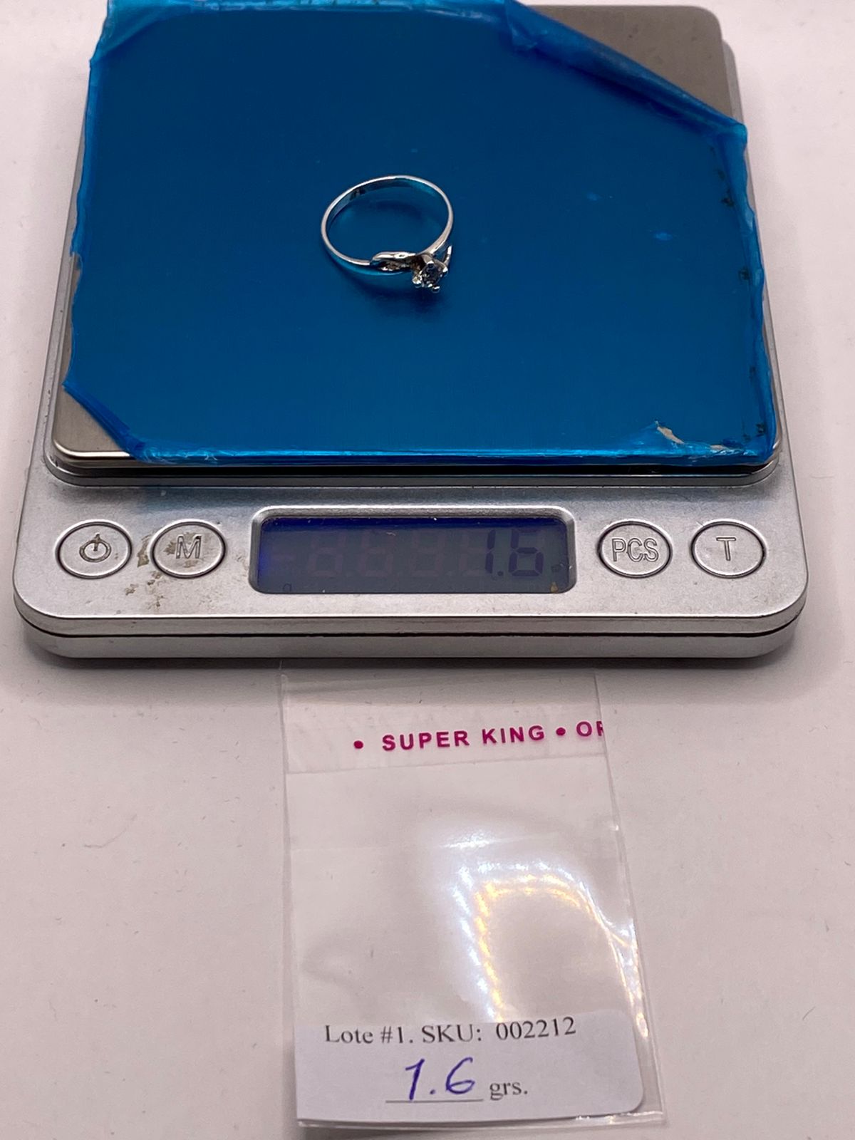 Anillo Solitario Ondulado con Zirconia Blanca en Plata Ley 925, peso en gramos (báscula)