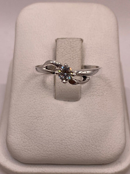 Anillo Solitario Ondulado con Zirconia Blanca en Plata Ley 925, vista frontal