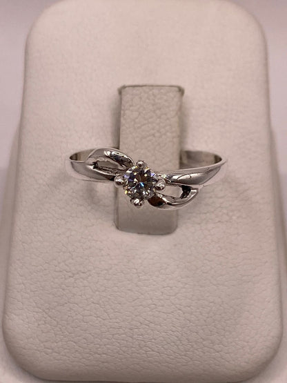 Anillo Solitario Ondulado con Zirconia Blanca en Plata Ley 925, vista de detalle