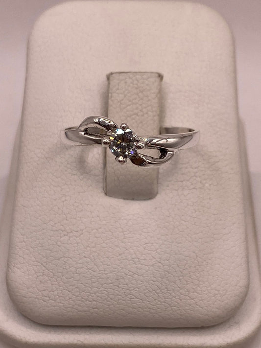 Anillo Solitario Ondulado con Zirconia Blanca en Plata Ley 925 en báscula mostrando peso