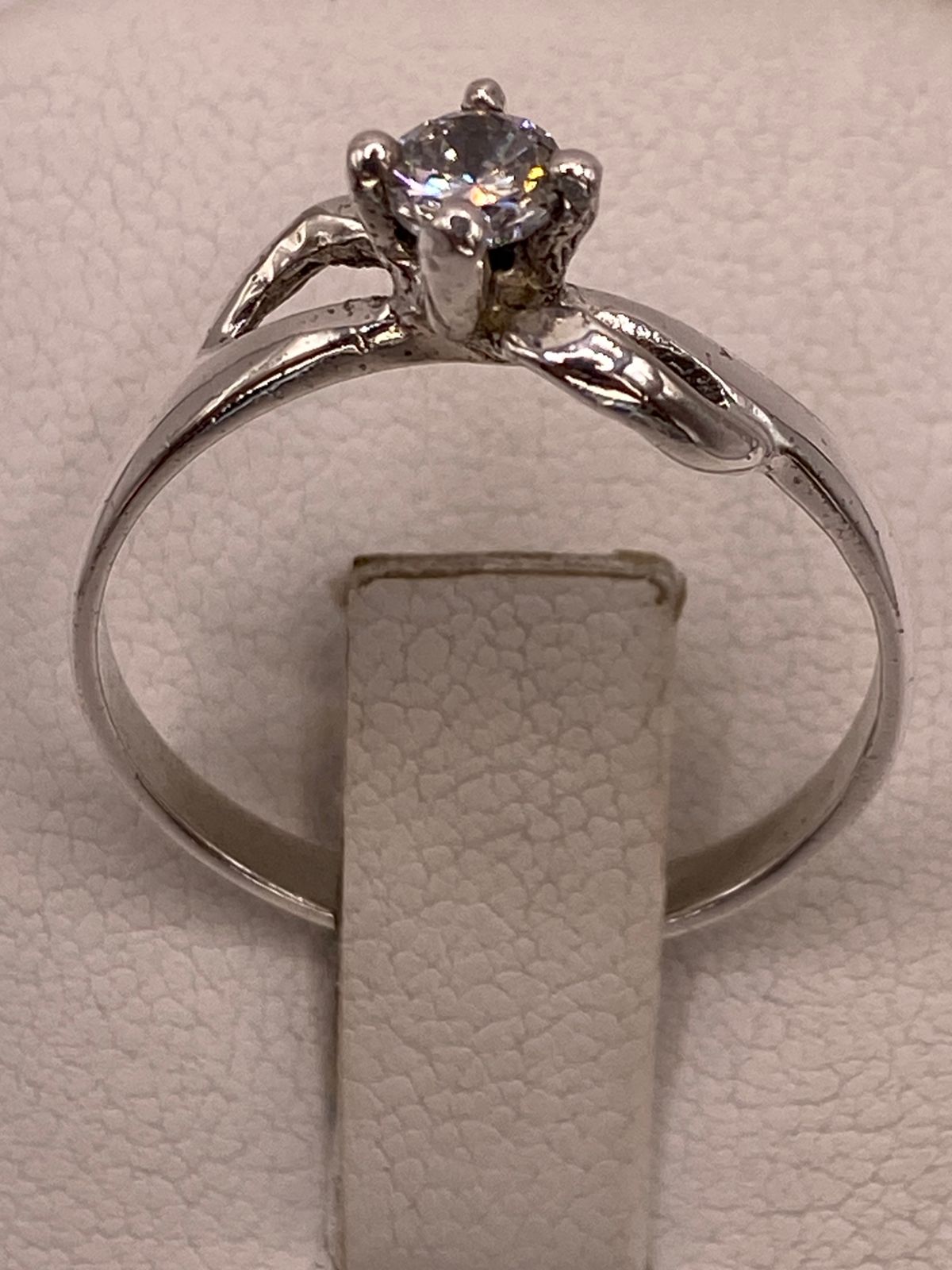 Anillo Solitario Ondulado con Zirconia Blanca en Plata Ley 925, sello de autenticidad Plata Ley .925