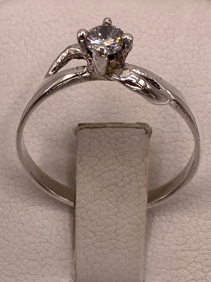 Anillo Solitario Ondulado con Zirconia Blanca en Plata Ley 925, sello de autenticidad Plata Ley .925