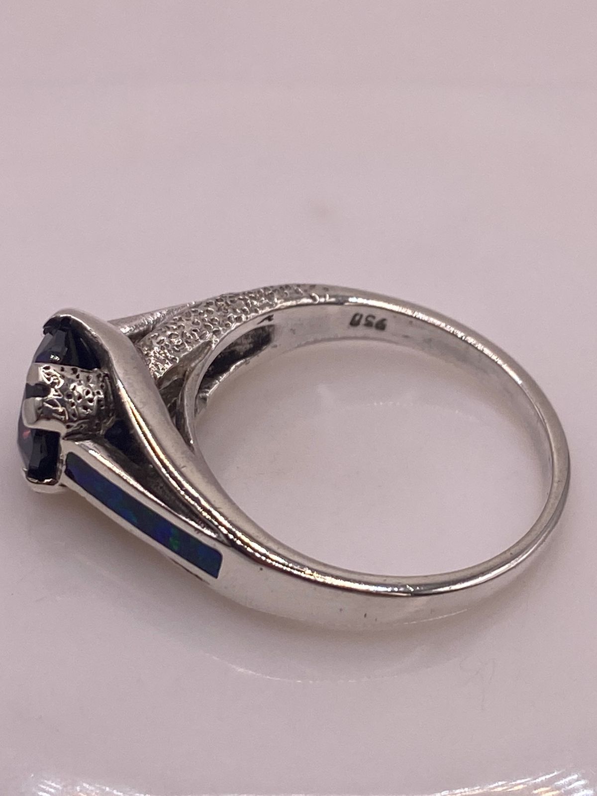 ANILLO SOLITARIO ÓPALO AZUL & ZIRCONIA TANZANITA PLATA 950, sello de autenticidad Plata Ley .925
