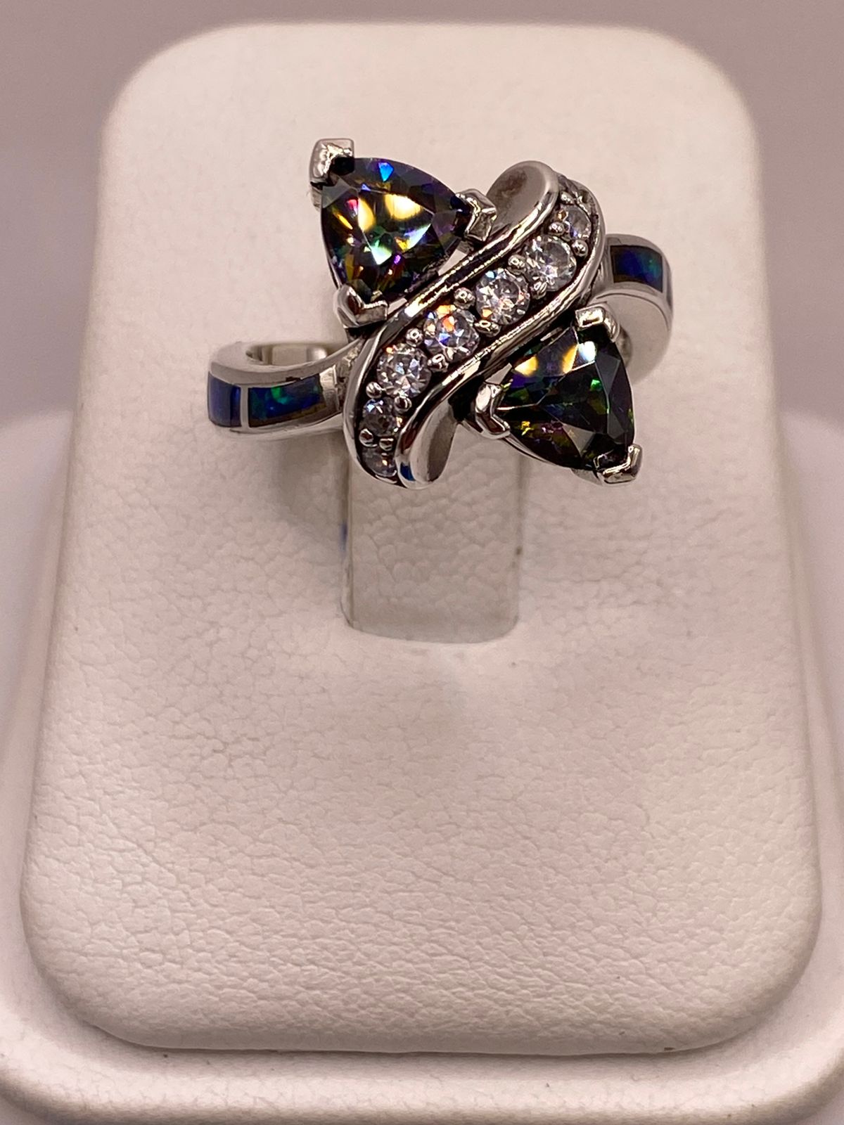Anillo Solitario de Plata Ley 925 con Ópalo de Fuego y Zirconia — vista lateral