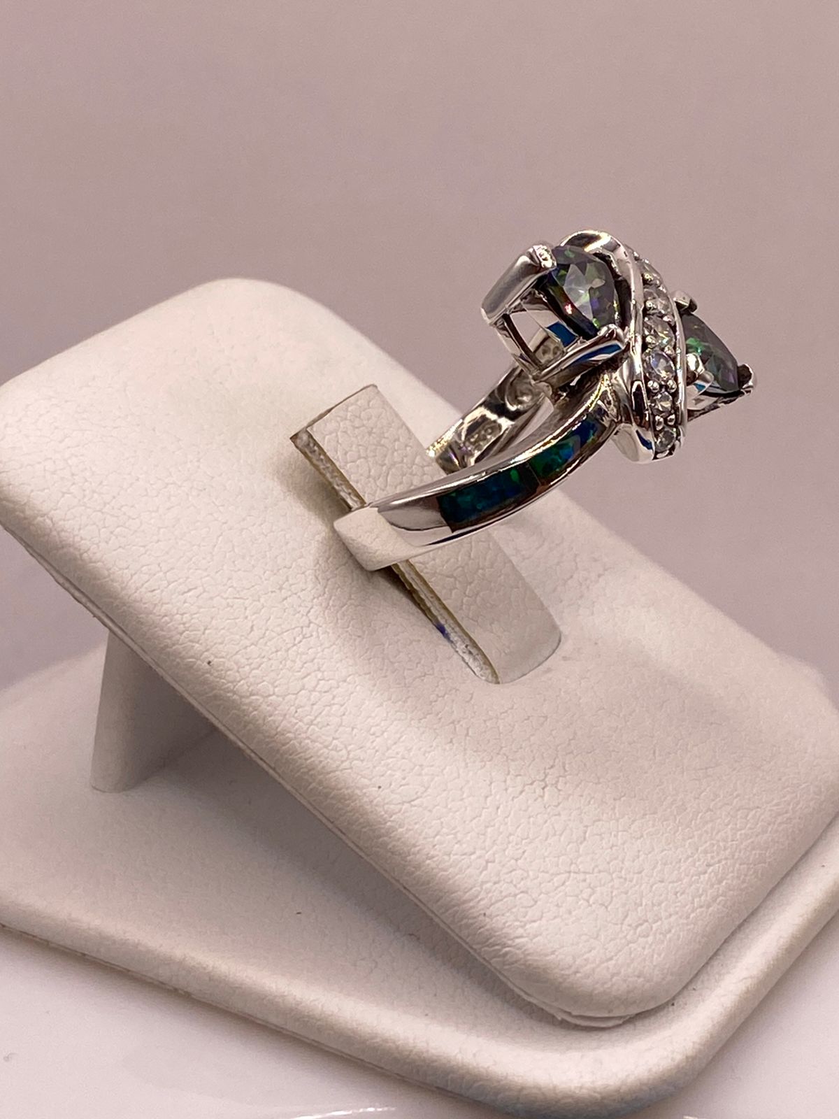 Anillo Solitario de Plata Ley 925 con Ópalo de Fuego y Zirconia, vista lateral